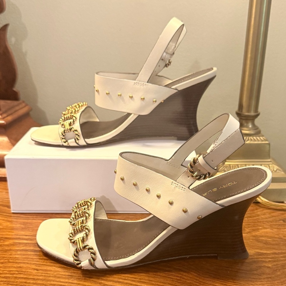 TORY BURCH Vintage Plaque Wedge Sandal New Ivory/Gold Size 6 MSRP $378 - Picture 7 of 10